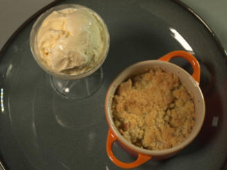Apple-Crumble mit Vanille-Eis
