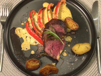 Rinderfilet an Paprika-Curry-Estragon-Sauce, dazu Rosmarin-Kartoffeln