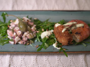 Oktopustatar mit Garnelen und Rucolasalat
