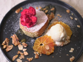 Mandelkuchen mit Vanilleeis und Orangenmarmelade
