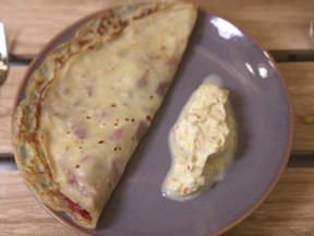 Pfannkuchen mit Pflaumen-Kompott und Apfel-Zimt-Eis