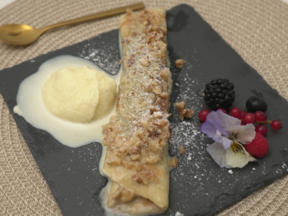 Überbackene Palacinke mit Vanille-Eis