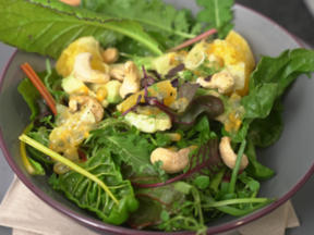 Salatvariation mit Avocado, Orange, Maracuja und Cashewkernen