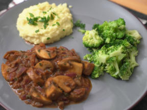 Maronen-Pilz-Ragout mit Parmesan-Kartoffelstampf und Knoblauch-Brokkoli