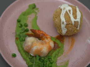 Arancini mit Krustentierschaum und Erbsenpüree