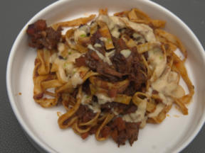 Tagliatelle mit Ragú, Basilikum-Öl und Parmesanschaum