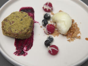 Mandeltorte mit Blaubeer-Gel und Buttermilch-Zitronen-Eis
