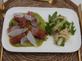 Thunfisch auf Avocadopüree und Apfel-Fenchel-Salat in Orangen-Vinaigrette