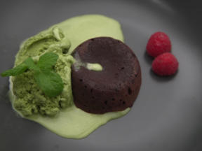 Warmes Schokoküchlein mit flüssigem Kern und Matcha-Parfait