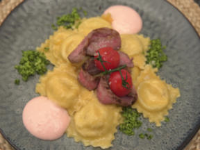 Wagyu-Beef mit Steinpilz-Ravioli und Parmesanschaum