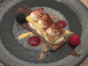 Tiramisu mit Himbeersoße