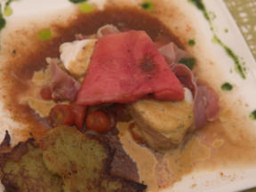 Seeteufel mit Melonen-Tomaten-Ragout, Schinken und Reibekuchen