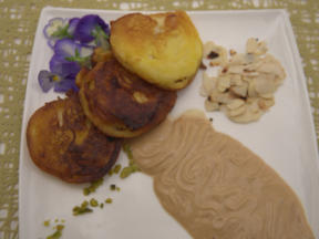 Apfel-Beignets mit aufgeschlagener Erdnuss-Dulcey-Schokoladen-Ganache