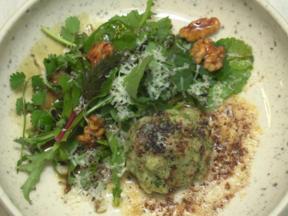 Spinatknödel mit Misobutter und Wildkräutersalat