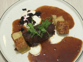 Rindsrouladen mit Speck-Haselnussfüllung und Kartoffel-Pastinaken-Pavé