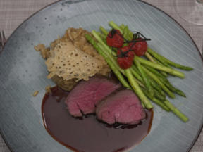 Rinderfilet mit Portweinjus, Steinpilzrisotto und grünem Spargel