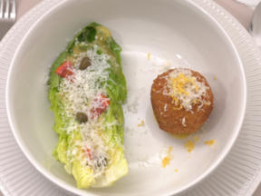 Safran-Risotto-Bällchen mit Caesar Salad