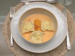 Ravioli mit Hummerfüllung und Bisque-Schaum