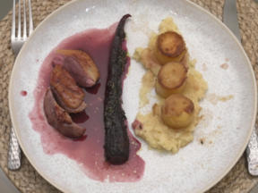 Entenbrust mit Portwein-Brombeersoße, Pommes Fondantes und Pastinakenpüree