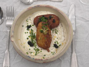 Pomme Dauphine auf Saurer Sahne mit Balsamico Caviar