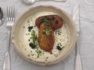 Pomme Dauphine auf Saurer Sahne mit Balsamico Caviar