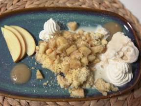 Tonkabohnen-Eis mit Apfel Crumble und saurer Apfelmus