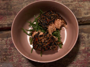Terijaki-Lachssteak auf Algensalat
