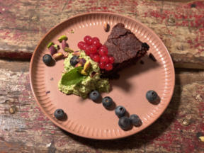 Schokokuchen an Pistaziencreme