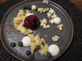Blaubeersorbet mit Joghurtcreme und Schokoerde