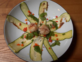 Gebratene Muschel auf scharfem Zucchini-Salat