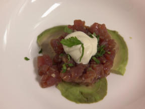 Thunfisch-Tatar auf Avocado-Bett