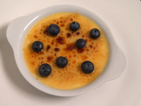 Crème brûlée mit Früchten
