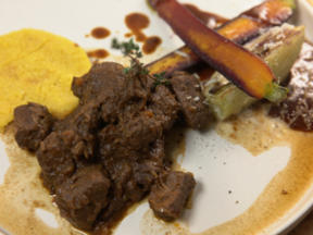 Wildschweinragú mit Polenta und Fenchel