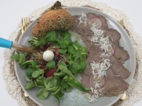 Tafelspitz mit Salat, Kernölmayo und Bagel