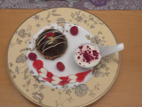 Schokomousse-Kuppel mit Himbeerspiegel und Sauerrahmeis