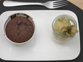Schokokuchen mit Pistazieneis und eingelegten Birnen