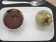 Schokokuchen mit Pistazieneis und eingelegten Birnen