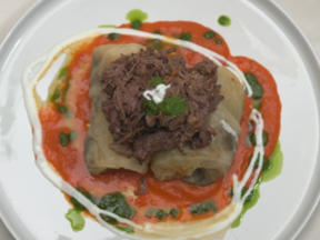 Gefüllte Krautrouladen mit Paprikacreme und Gremolata