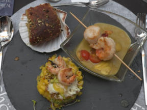 Lachsforellen-Tatar mit Lachskaviar und Safran-Fischsuppe