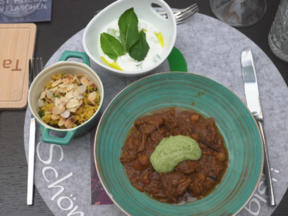 Lammeintopf in der Tajine mit Couscous und Sauerrahm-Gurkensalat