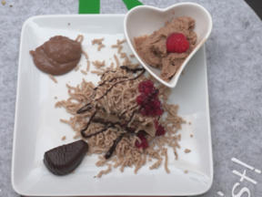 Kastanienschnitte mit Preiselbeeren und Kastanieneis