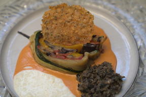 Terrine aus gegrilltem Gemüse mit Manchegocrème, Tapenade und Rouille, dazu Gewürzbaguet