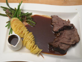 Alt-Willicher-Rinderbraten mit Portweinjus an Prinzessbohnen und Spiralkartoffeln