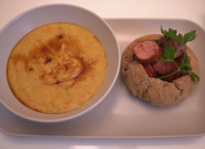 Schlesische Erbsensuppe mit Krakauerwurst im Brotlaib