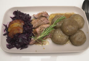 Kartoffelklöße mit Rotkohl und Schwein