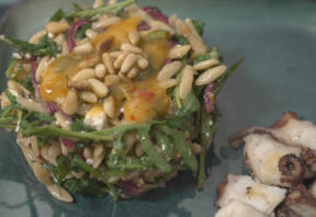 Pulpo mit Knoblauch, Orzo-Rucola-Salat mit Zitronen-Honig-Vinaigrette