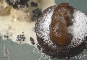 Schokoladentarte, Vanilleeis mit Kaviar & Trüffe