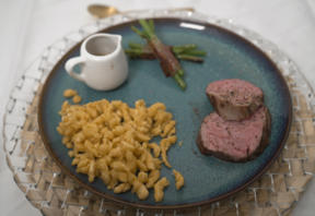 Kalbsfilet mit hausgemachten Knöpfle und Speckbohnen