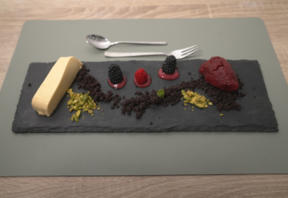 Rosmarin-Vanille-Creme mit Schoko-Crumble, geeisten Beeren und Pistazie