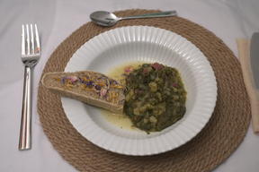 Kalte grüne Suppe mit portugiesischem Maisbrot